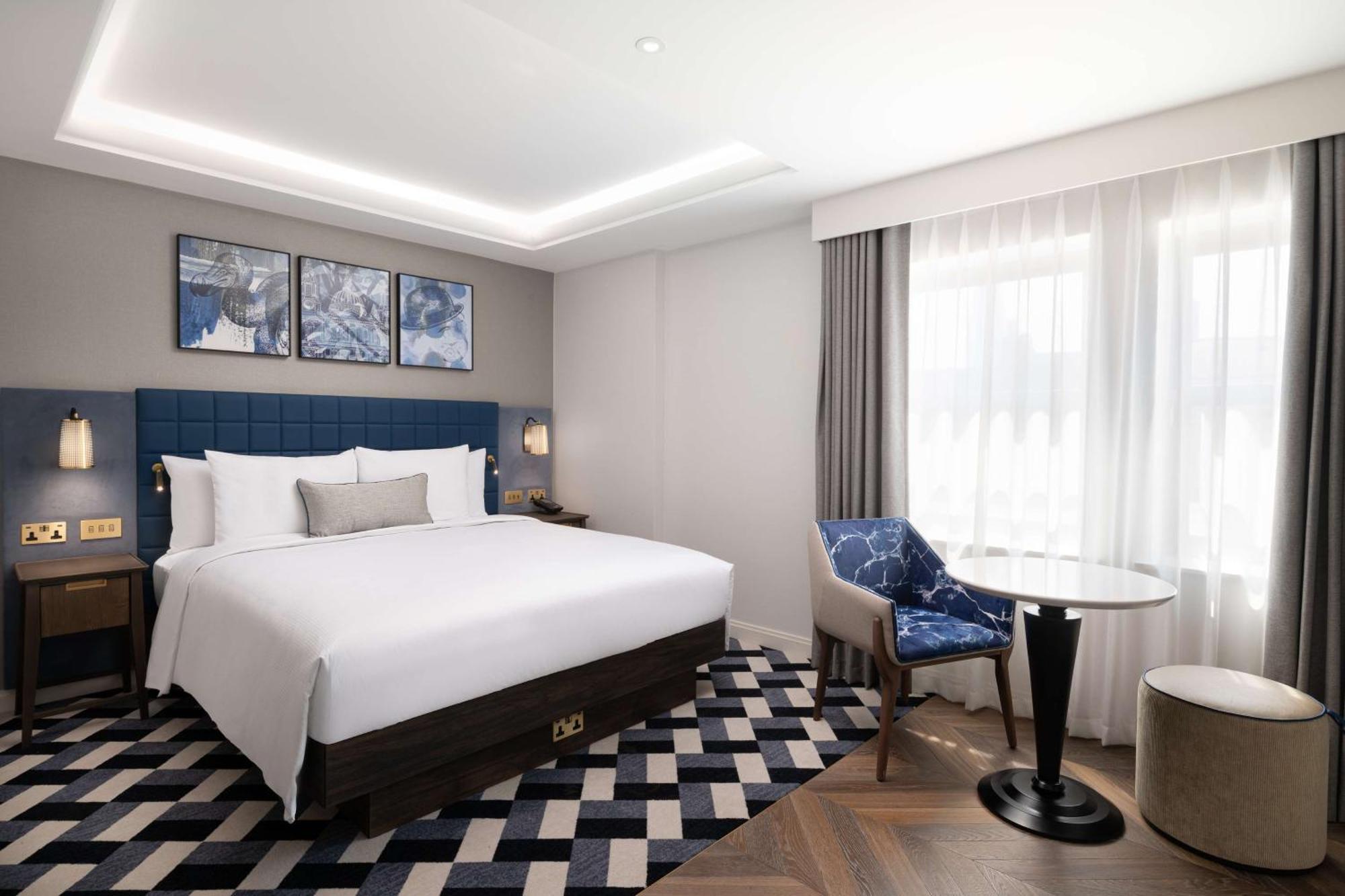 Lost St Pauls London, Curio Collection By Hilton London