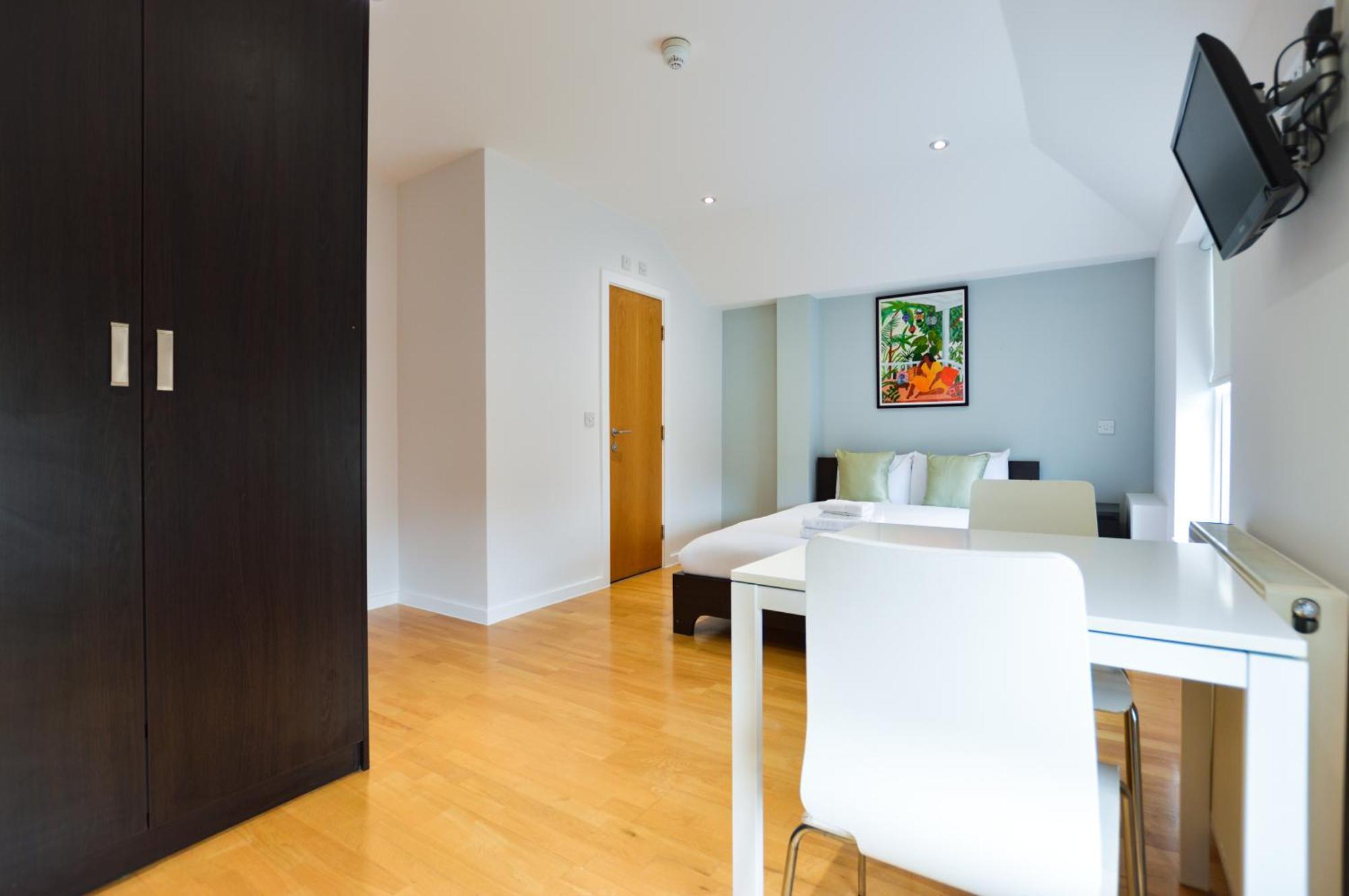Concept Serviced By Concept * Londres
