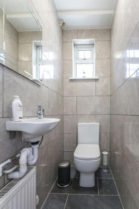 Large Modern Spacious House 6 Bedrooms 5 Bathrooms Feriehus London