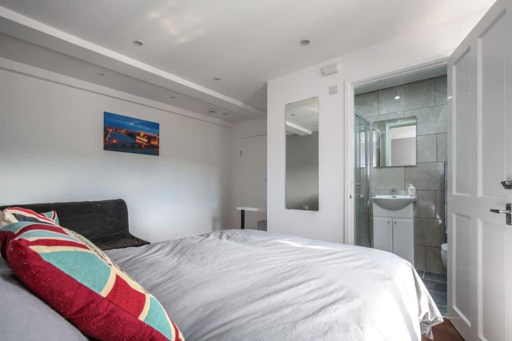 Large Modern Spacious House 6 Bedrooms 5 Bathrooms Feriehus London
