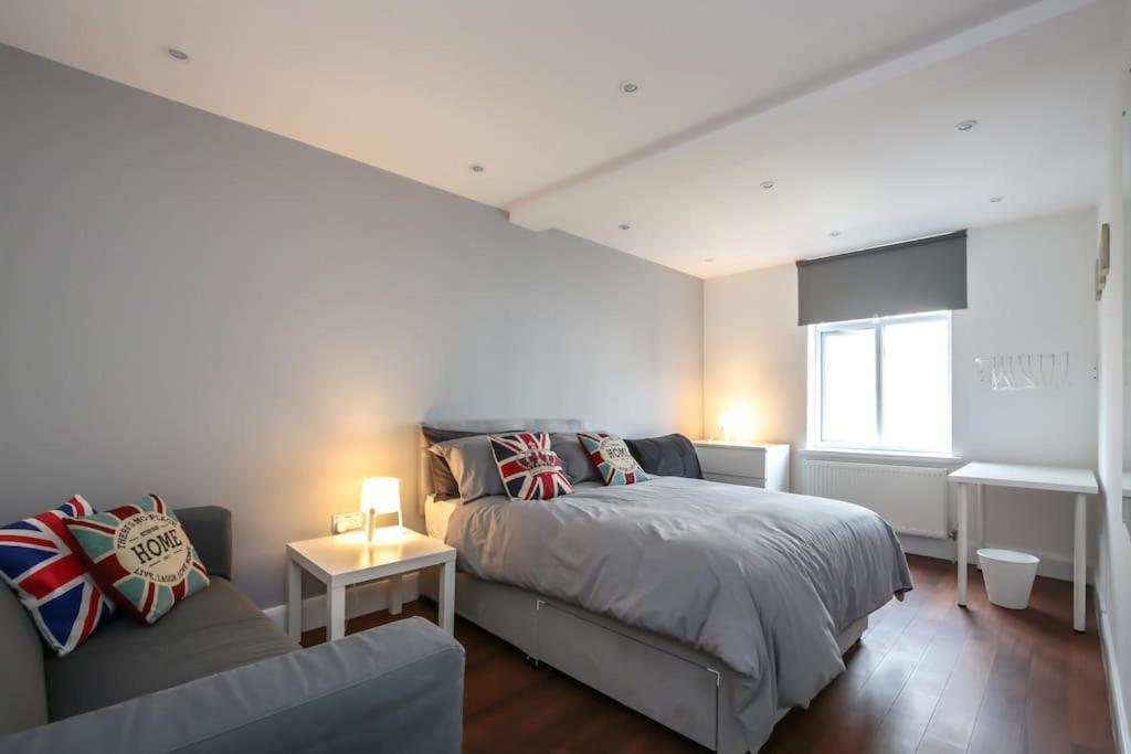 Large Modern Spacious House 6 Bedrooms 5 Bathrooms Feriehus London