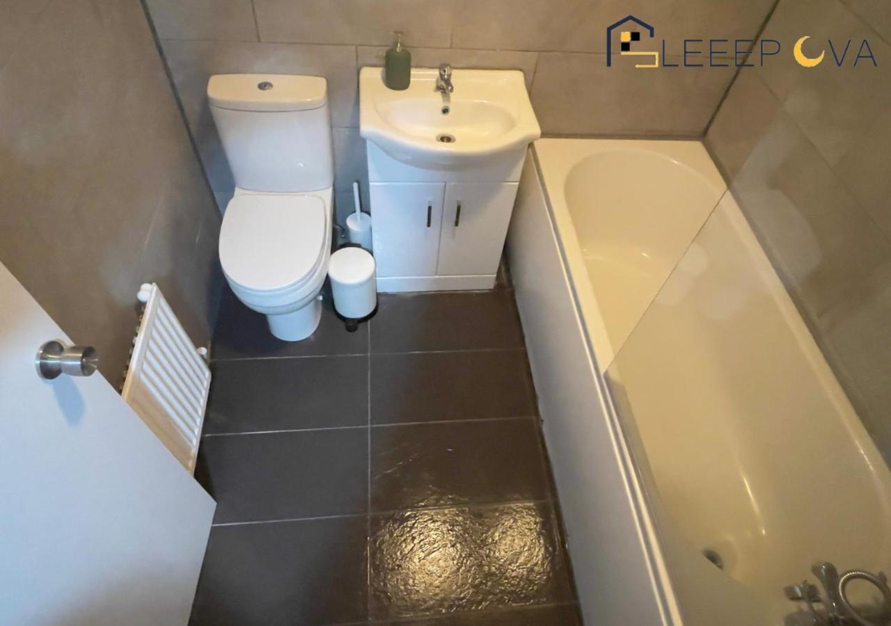 Lejlighed Premium Offers L Last-Minute Escape L Luxury & Spacious 2 Bedroom Flat Families Business Relocation Sleepova Short Lets & Serviced Accommodation *