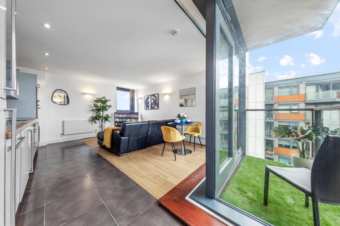 Lovely & Cosy 2 Beds Skyline View Apartment