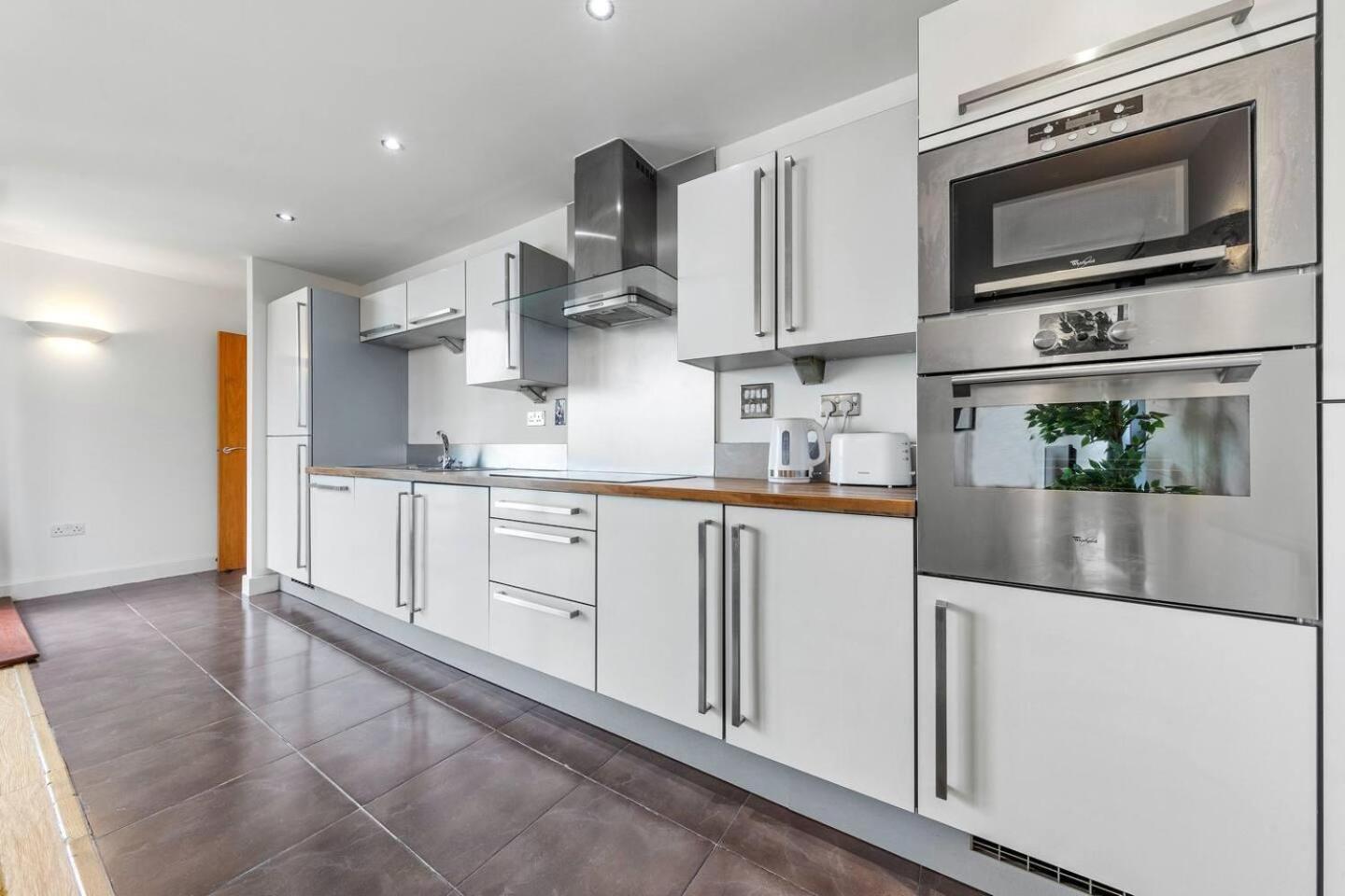 Lovely & Cosy 2 Beds Skyline View Apartment *
