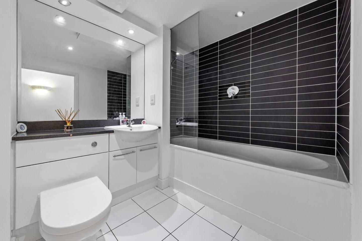 Lovely & Cosy 2 Beds Skyline View Apartment *