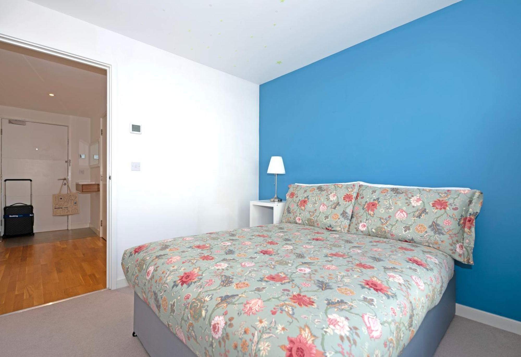 Grand Apartments Kew Gardens Apartment *