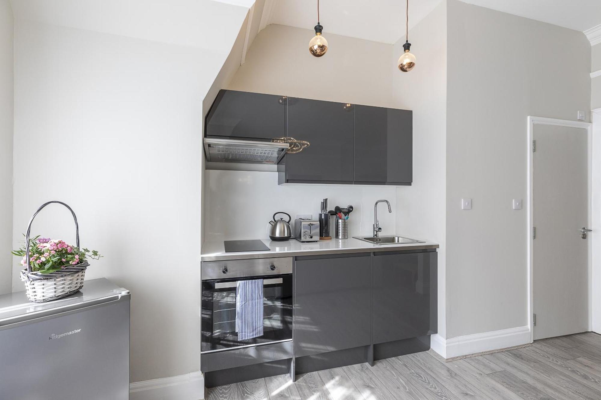 Air Conditioned High St Kensington Apartment