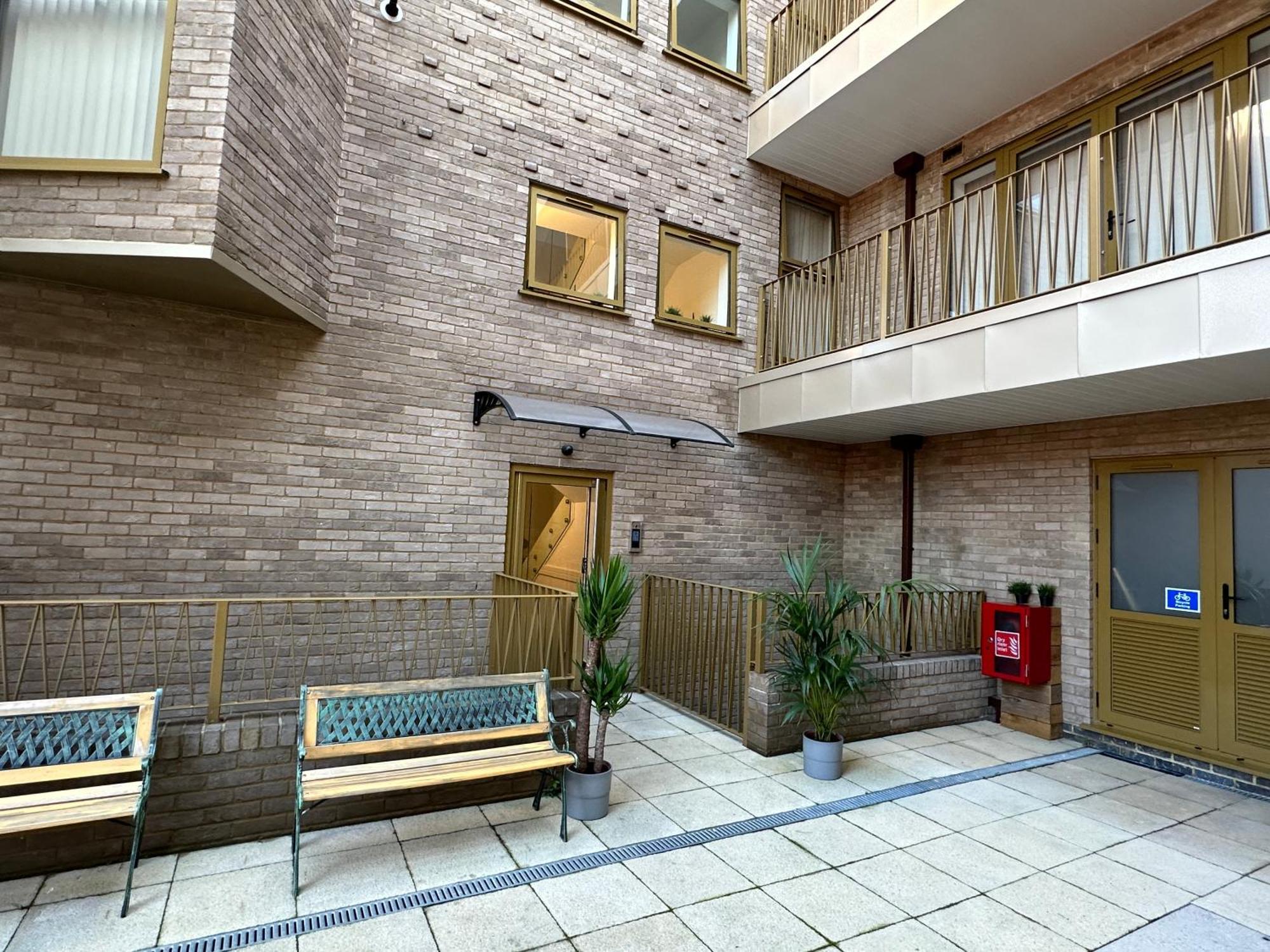 Luxury 2 Bedrooms - 2 Bathrooms - F5 London