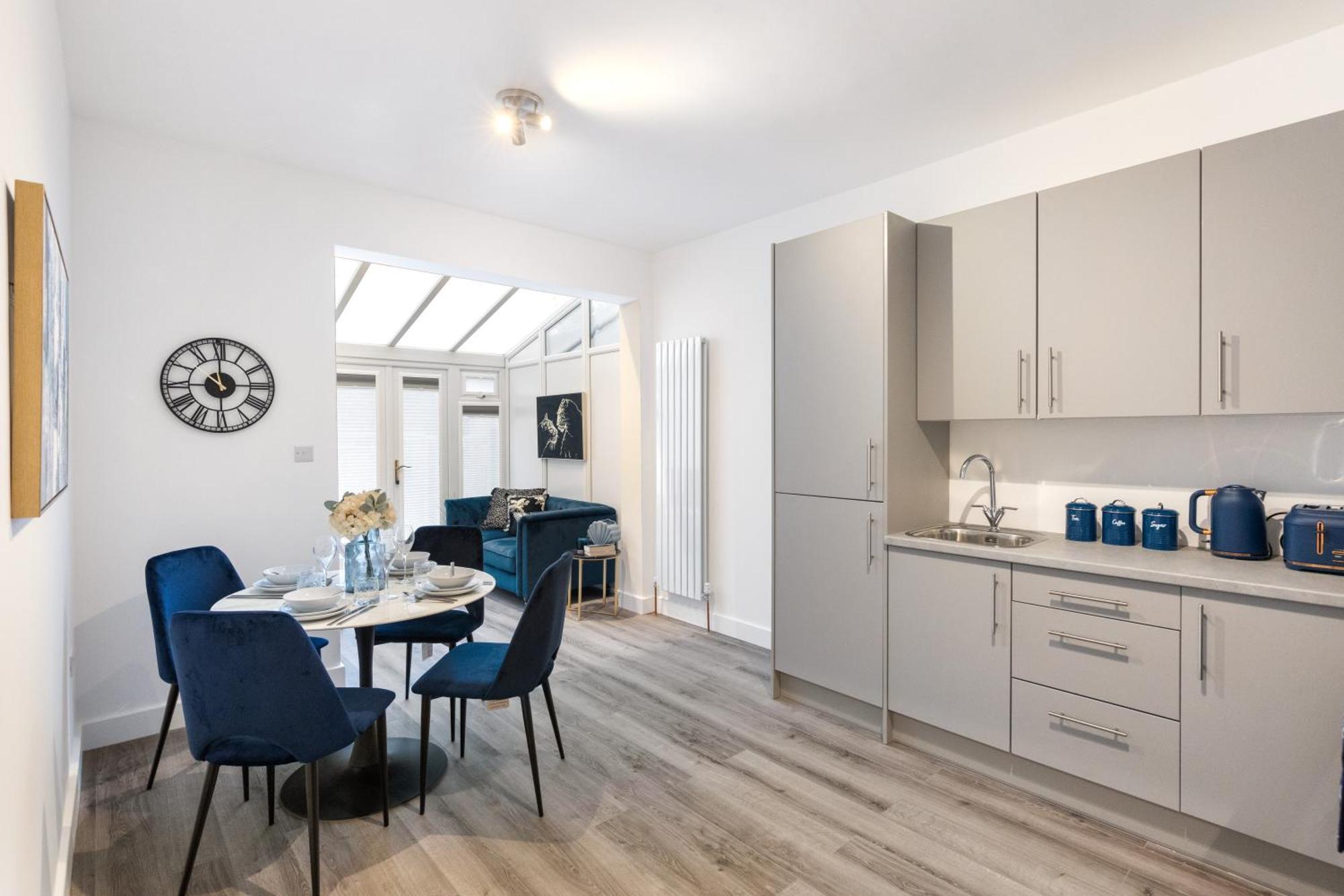Modern 2 Bedroom 3 Min Walk To Tube Station Apartment London
