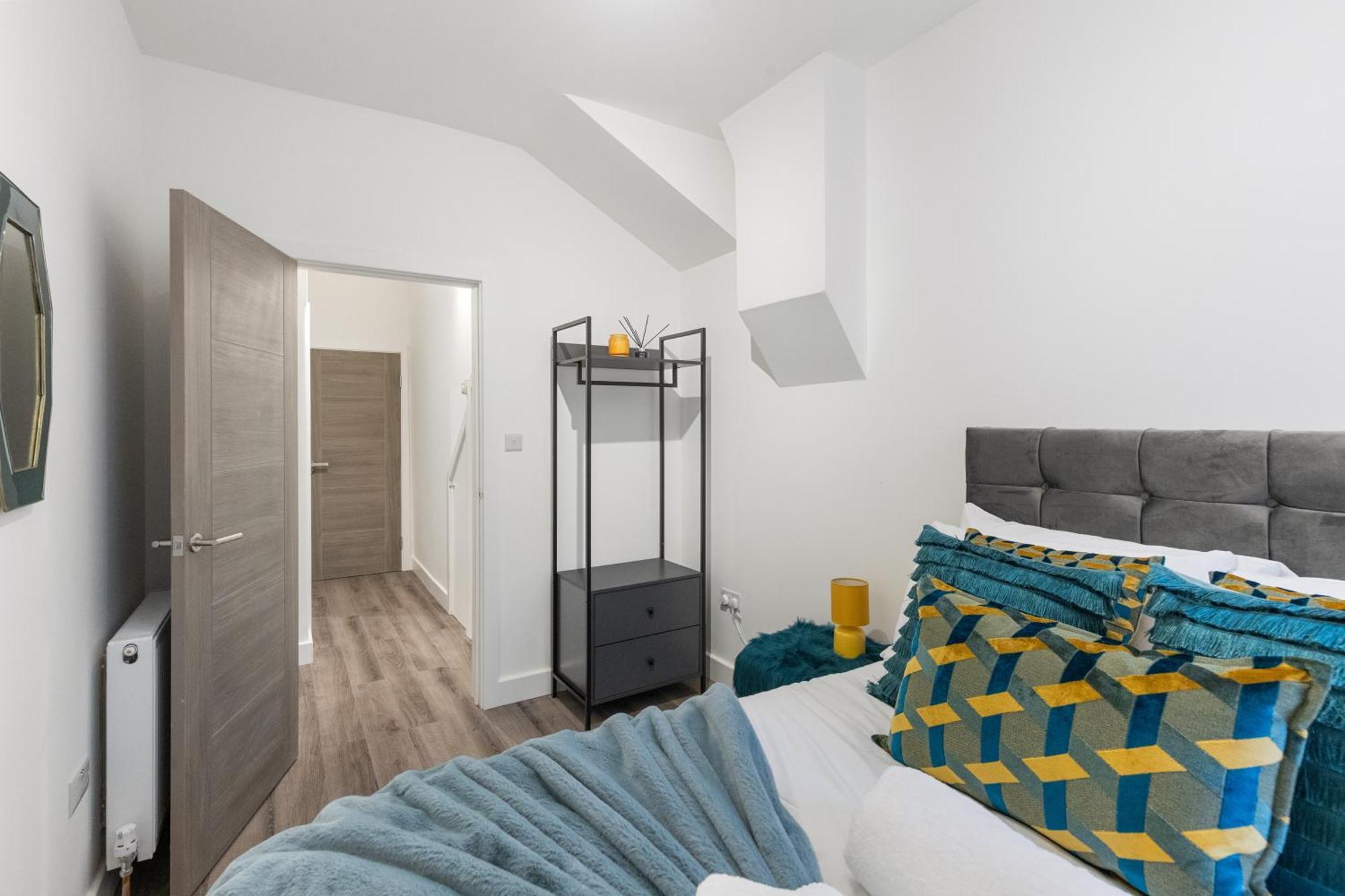 Modern 2 Bedroom 3 Min Walk To Tube Station Apartment *