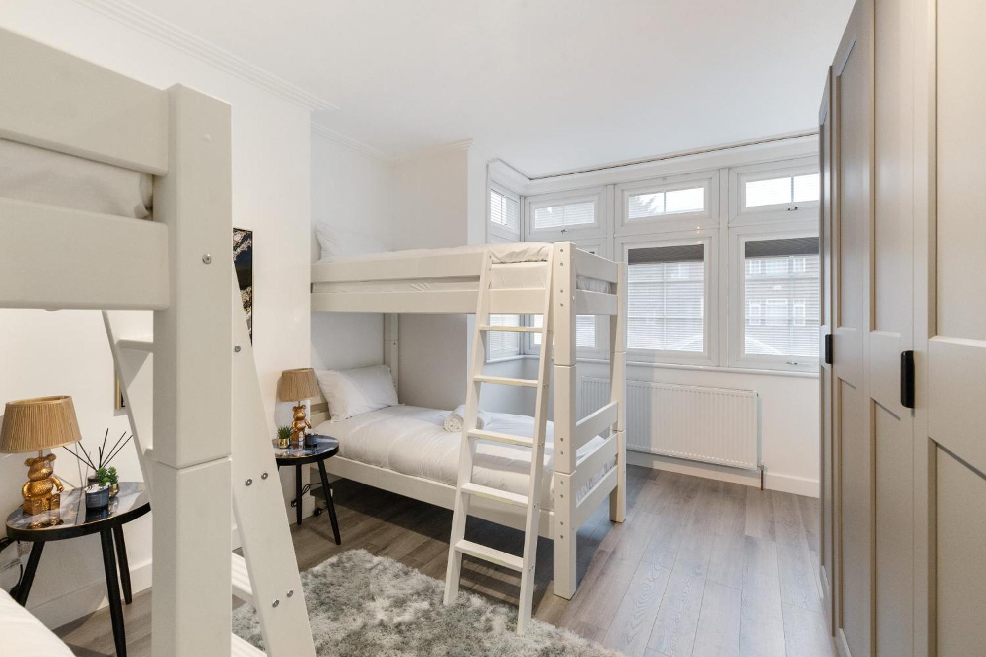 Modern 2 Bedroom 3 Min Walk To Tube Station Apartment London
