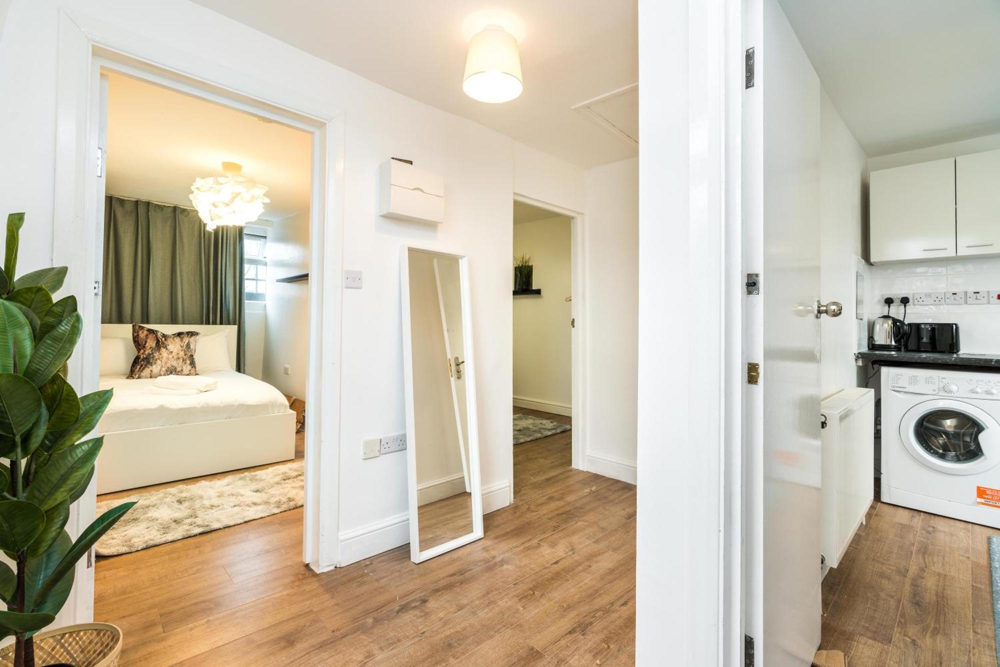 Me3 Cute Central Flat-2bdr-next To Queens Marry Hospital Apartment