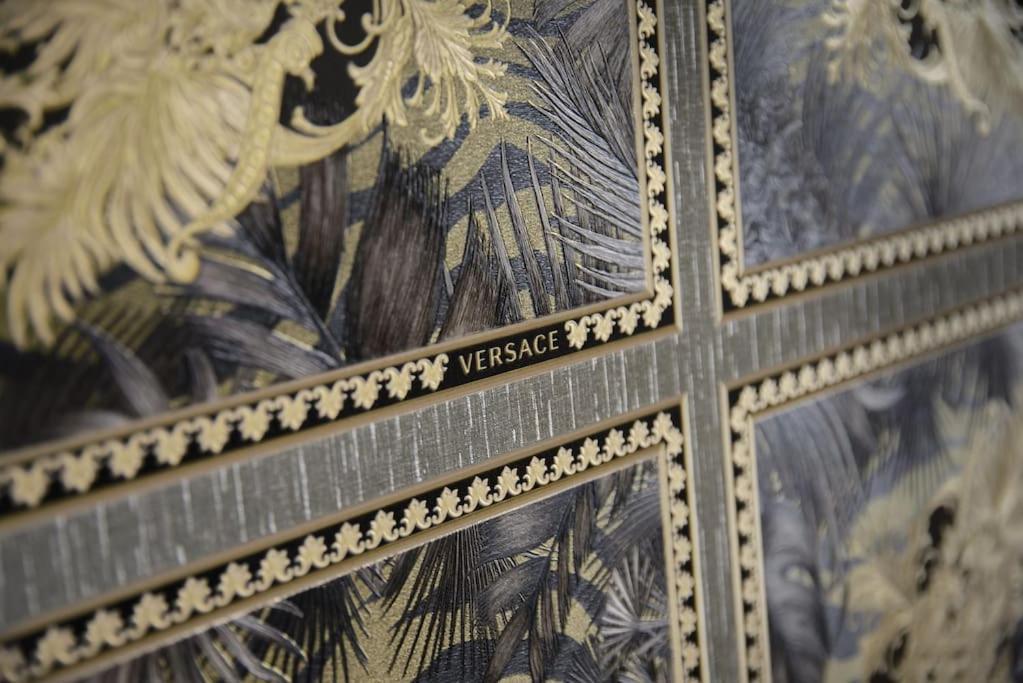 Luxury Versace 2 Bed, Hot Tub, Pool Table, Sky Tv Lejlighed London