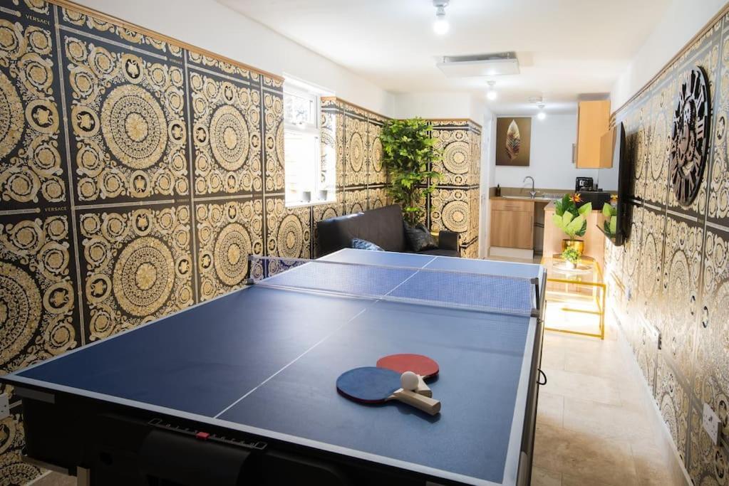 Luxury Versace 2 Bed, Hot Tub, Pool Table, Sky Tv Lejlighed London