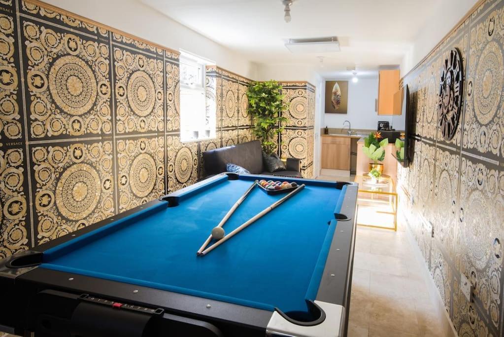Luxury Versace 2 Bed, Hot Tub, Pool Table, Sky Tv Lejlighed London
