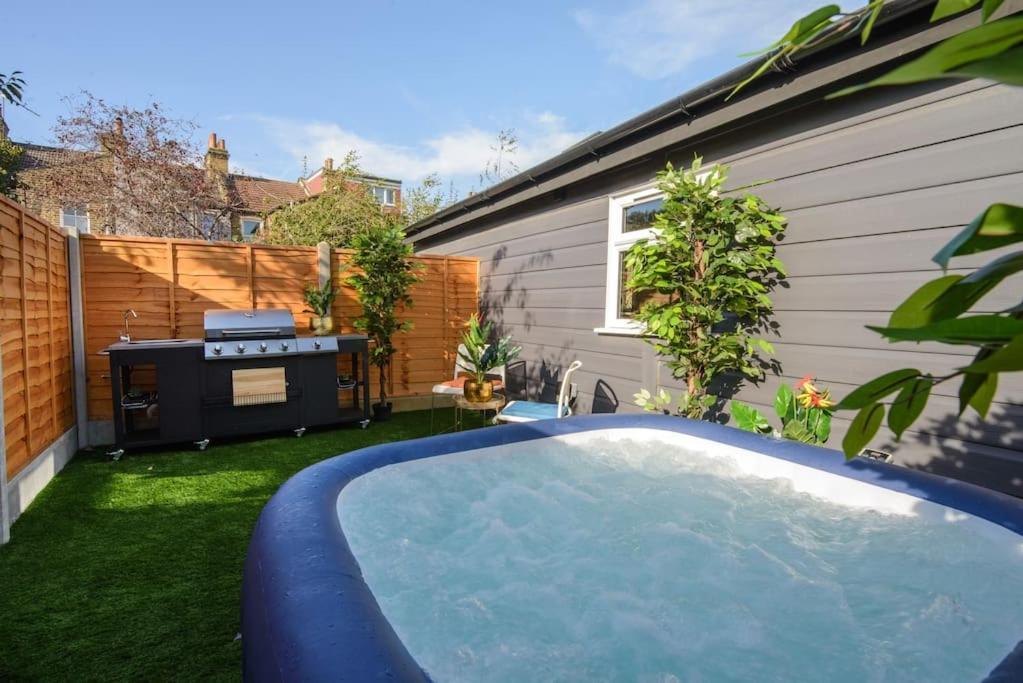 Luxury Versace 2 Bed, Hot Tub, Pool Table, Sky Tv Lejlighed London