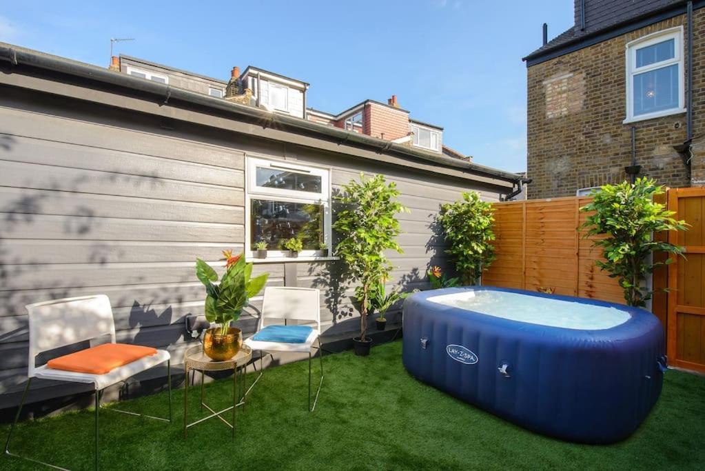 Luxury Versace 2 Bed, Hot Tub, Pool Table, Sky Tv Lejlighed London