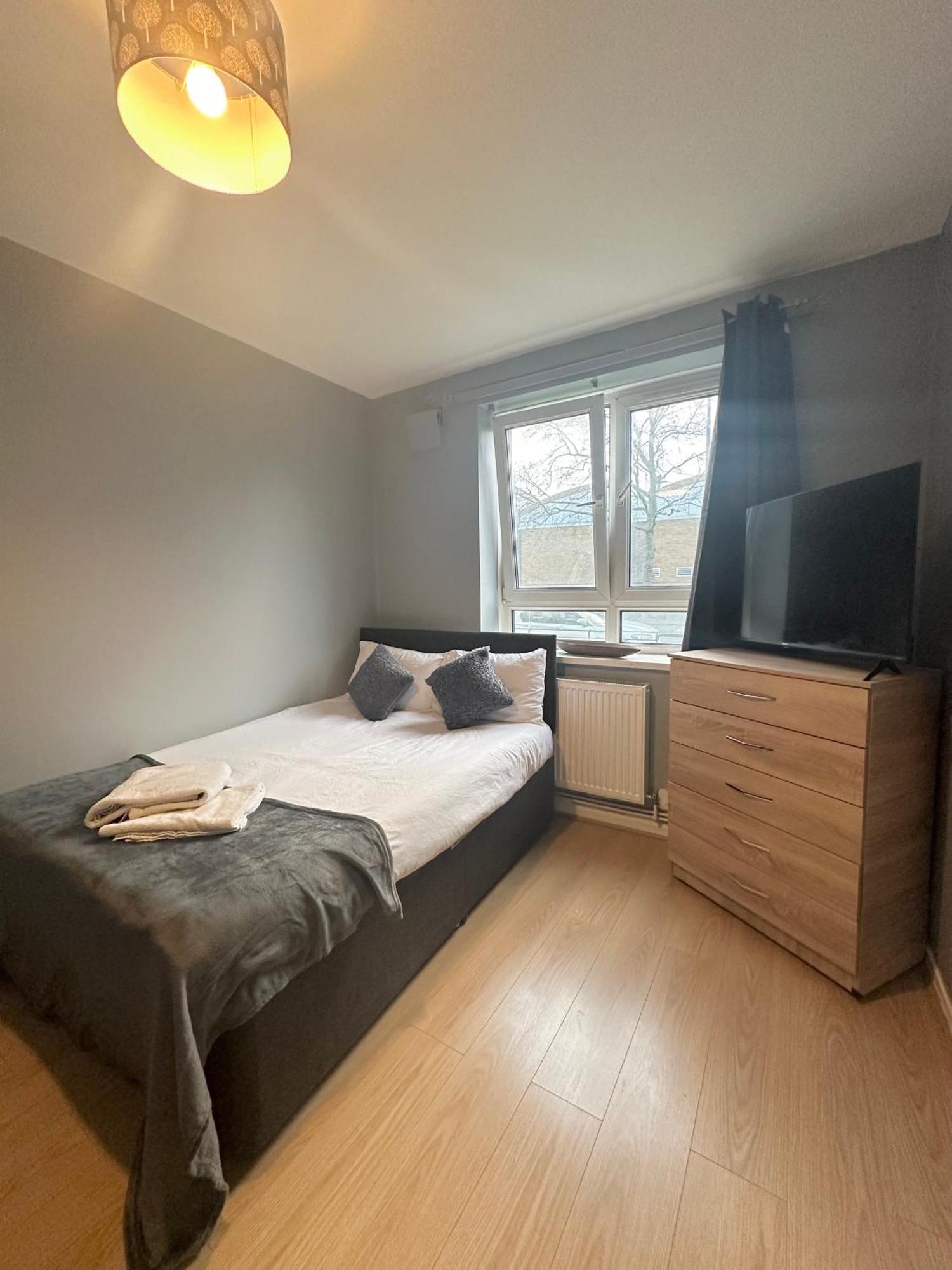 Apartment 1 Bedroom Flat In Whitechapel, London