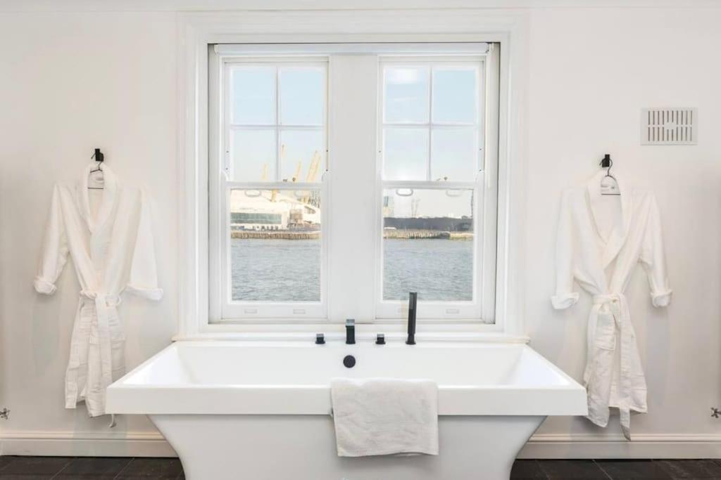 3 X Bedroom Riverside Flat With Hot Tub On Roof Terrace *