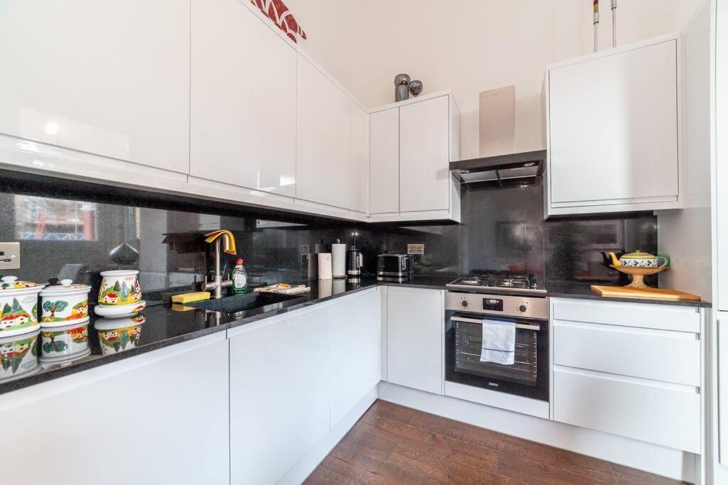 Modern & Trendy 1-bed In Earl's Court! Lägenhet *