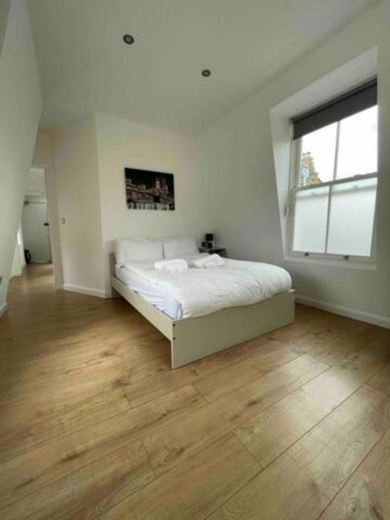 In Battersea Near Power Station/london Eye Bs3 London