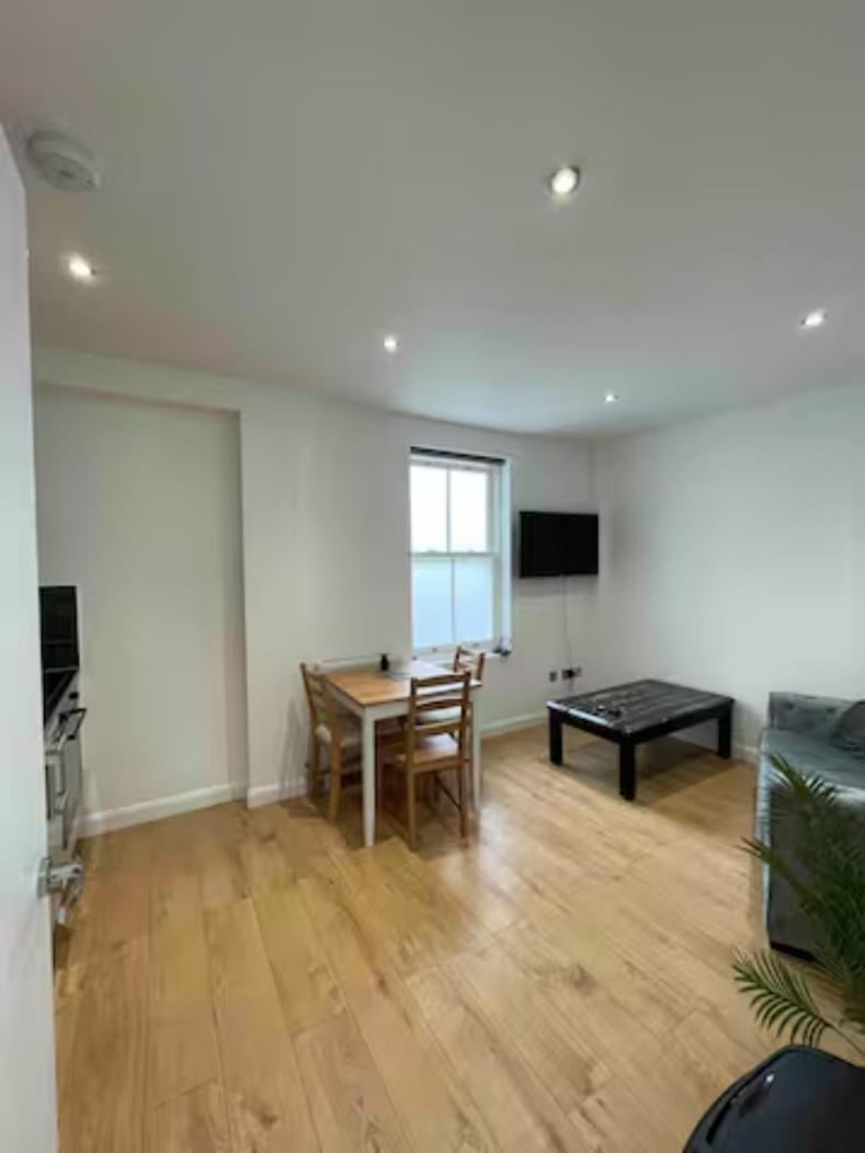 In Battersea Near Power Station/london Eye Bs3 London