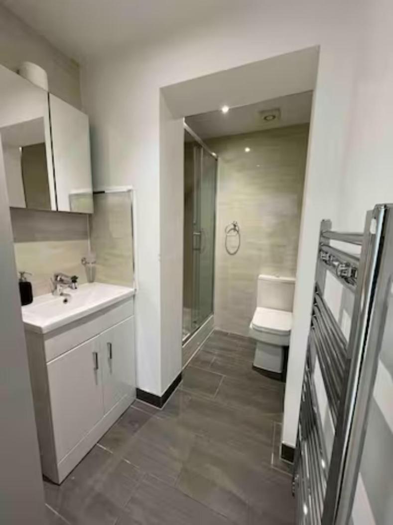 In Battersea Near Power Station/london Eye Bs3 * London