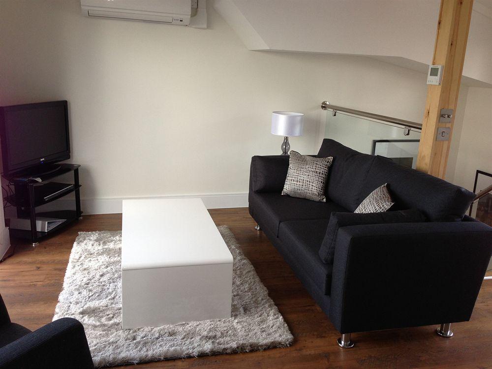 Max Serviced Commercial Road Apartment London