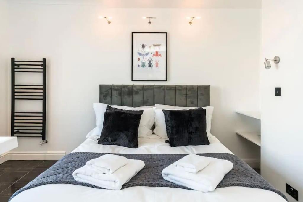 3 X Bedroom Riverside Flat With Hot Tub On Roof Terrace Appartement Londen
