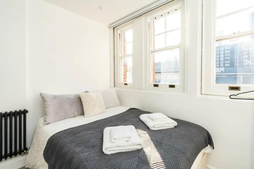Appartement 3 X Bedroom Riverside Flat With Hot Tub On Roof Terrace Londen