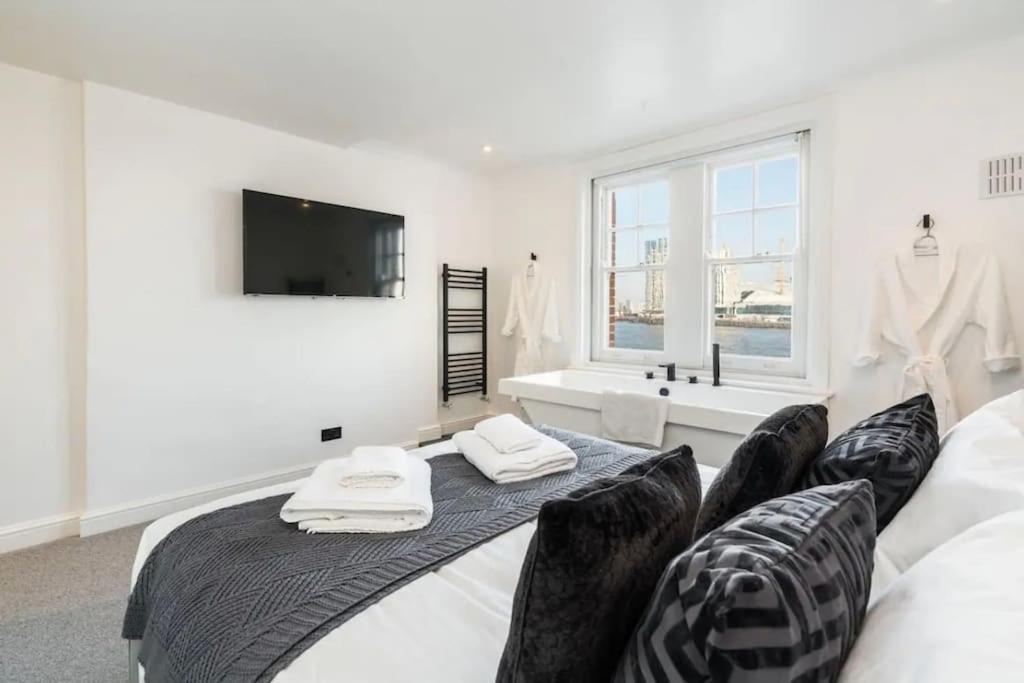 3 X Bedroom Riverside Flat With Hot Tub On Roof Terrace *