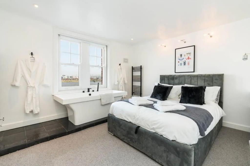 3 X Bedroom Riverside Flat With Hot Tub On Roof Terrace