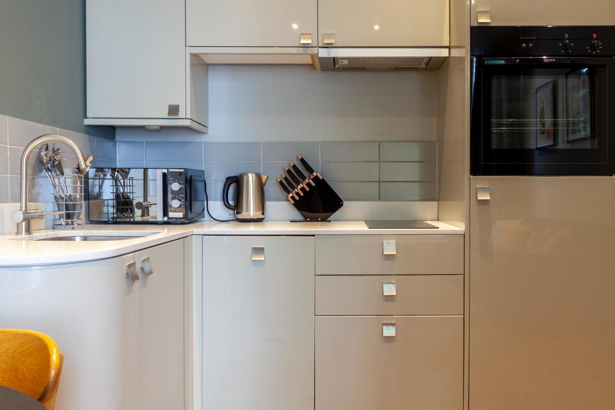 Bright & Modern 1bdr Flat Near Lakeside Road * Londen