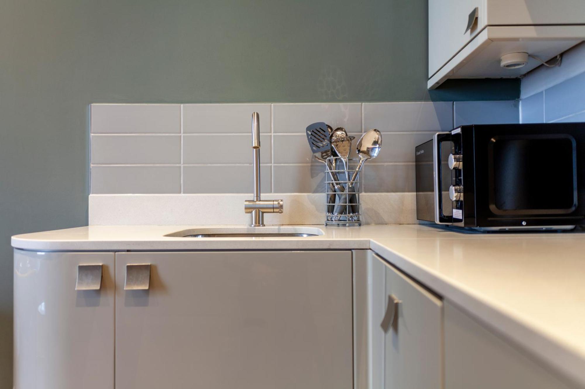 Bright & Modern 1bdr Flat Near Lakeside Road Londra