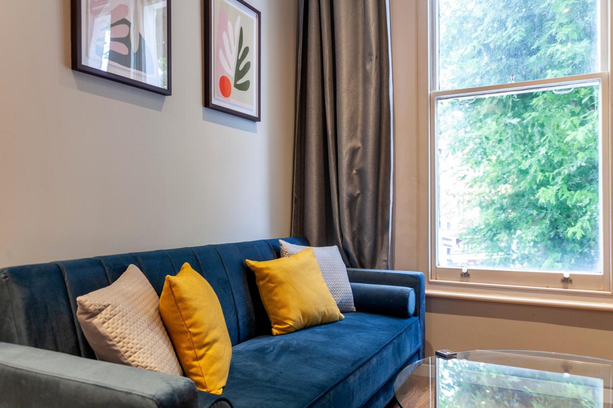 Bright & Modern 1bdr Flat Near Lakeside Road * Londra