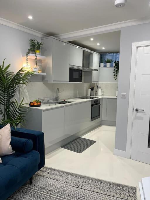 1 Bedroom Luxury Flat In Kensington * Londra