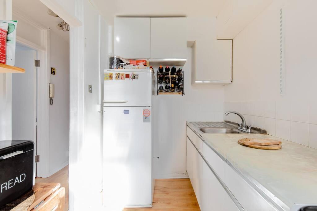 Lägenhet Bright & Spacious In Battersea,