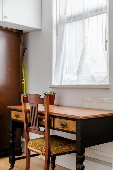 Lägenhet Bright & Spacious In Battersea, London