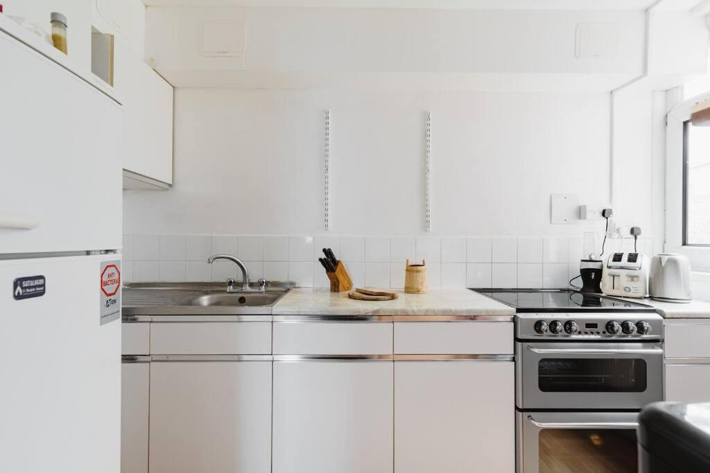 Bright & Spacious In Battersea, * Londra
