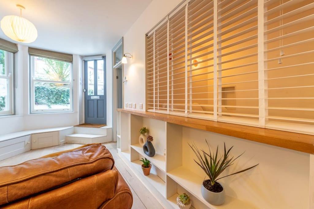 Lovely Self-contained Basement With Kitchen * Londra