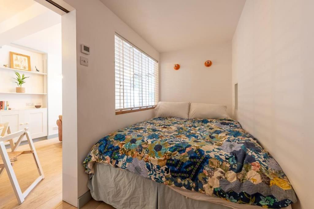Lovely Self-contained Basement With Kitchen Londra