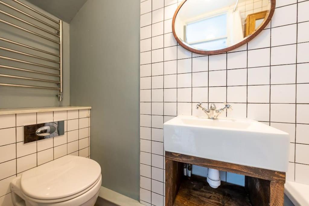 Lovely Self-contained Basement With Kitchen Londra