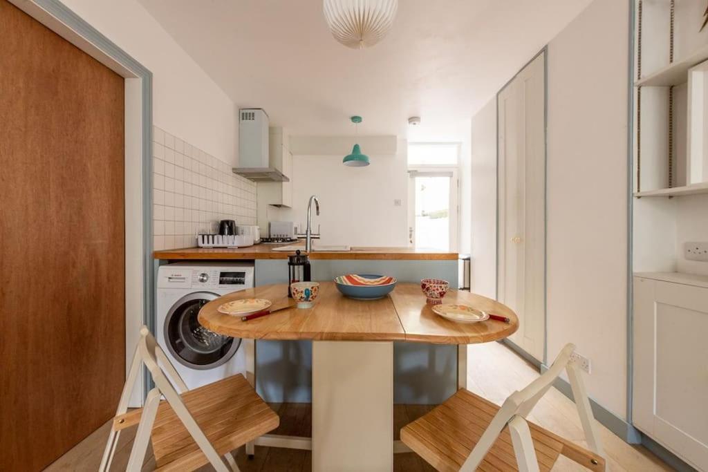 Lovely Self-contained Basement With Kitchen Londra