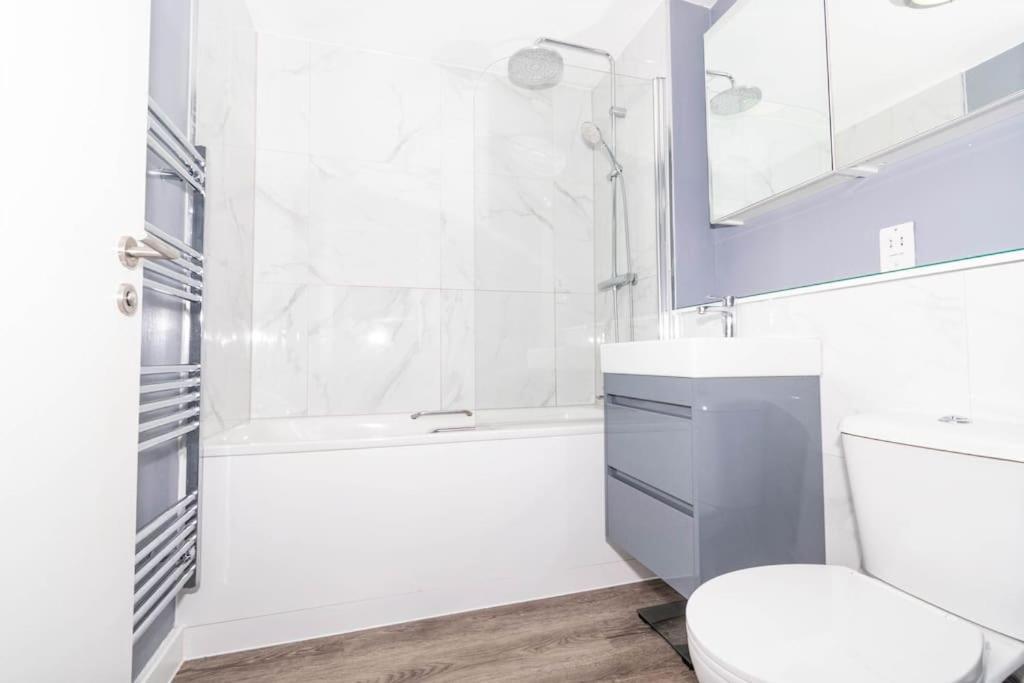 Modern, Spacious Entire 1 Bedroom Apartment. Appartamento *