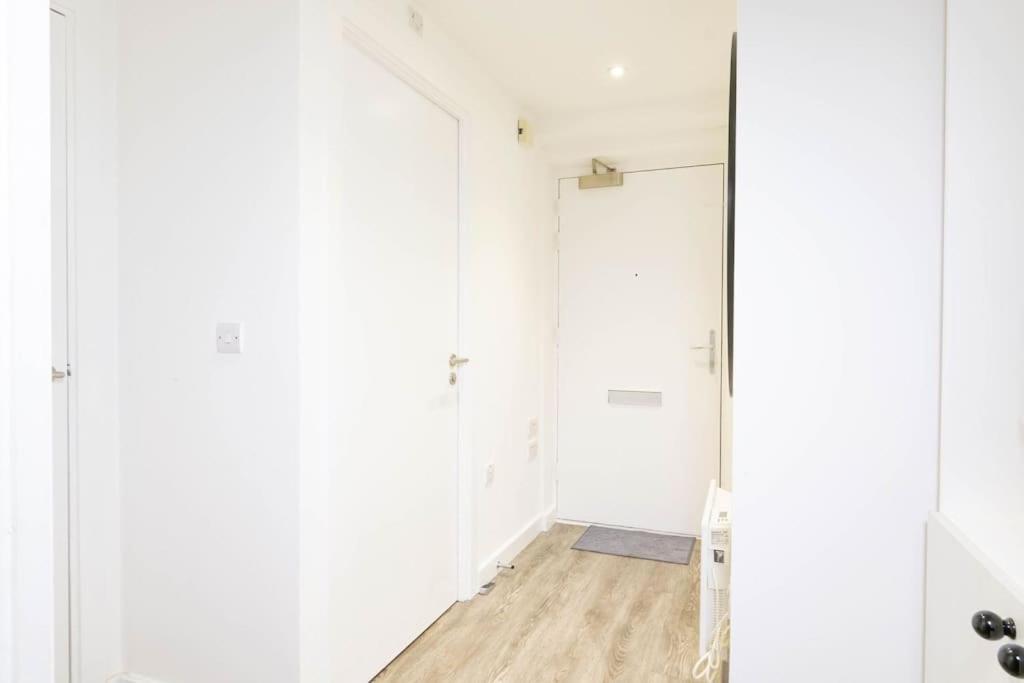Modern, Spacious Entire 1 Bedroom Apartment. * Londra