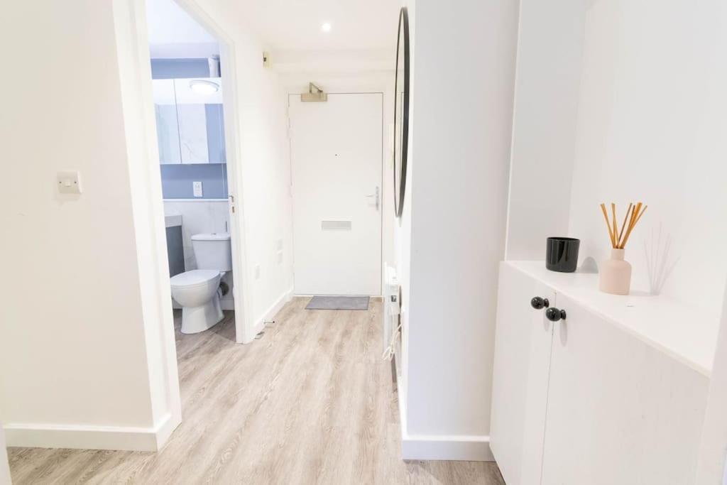 Modern, Spacious Entire 1 Bedroom Apartment. Appartamento *