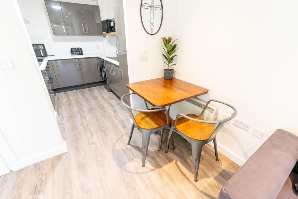 Modern, Spacious Entire 1 Bedroom Apartment. Appartamento