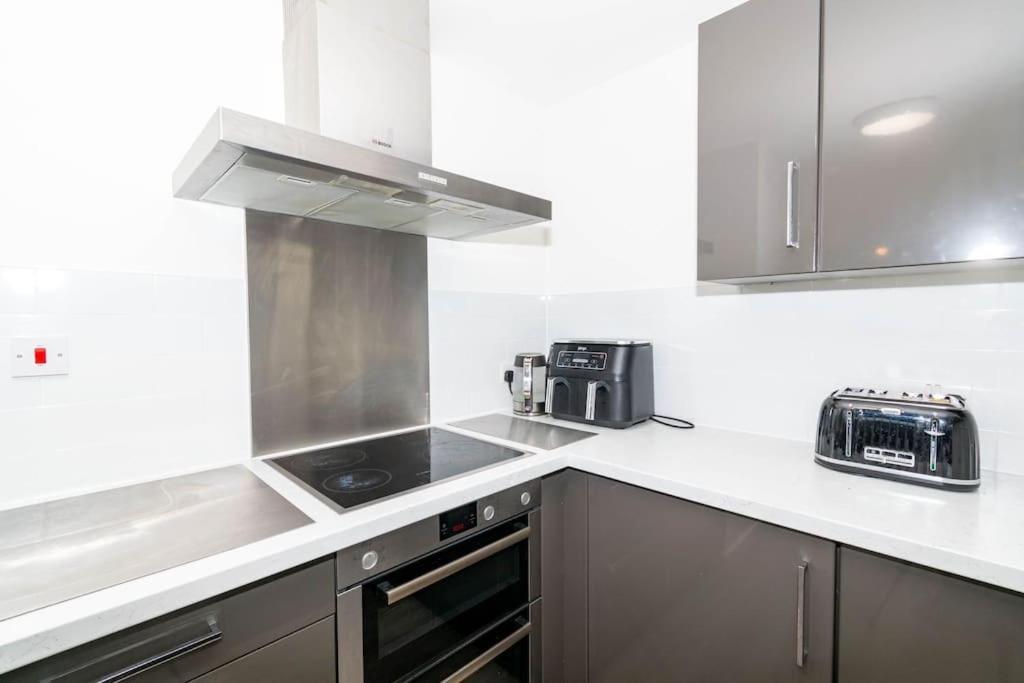 Modern, Spacious Entire 1 Bedroom Apartment. Appartamento