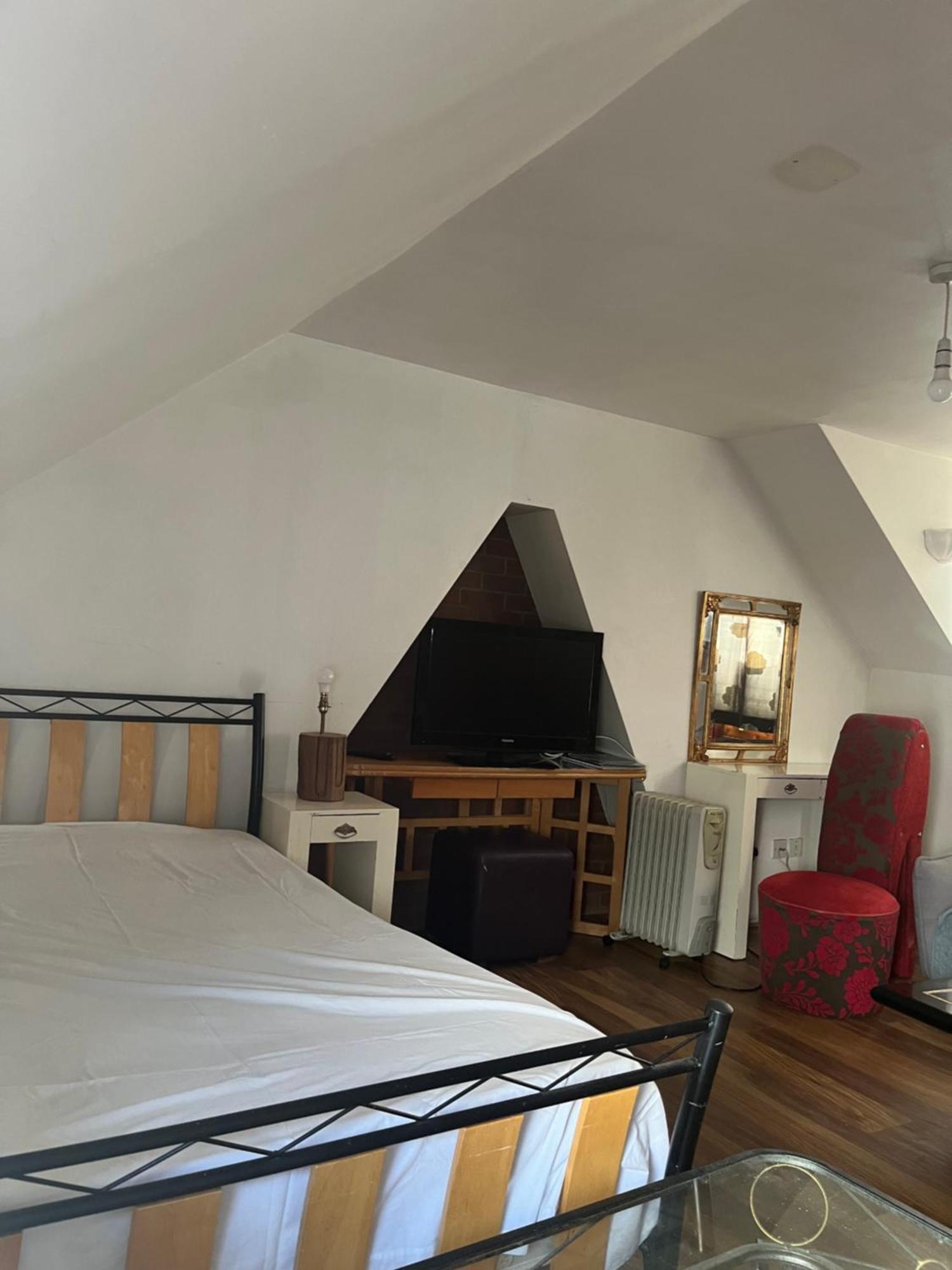 Queens Park Apartment *