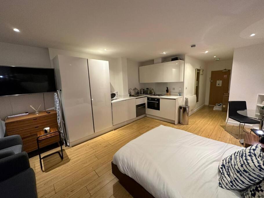 Piccadilly Living 1 Bedroom Flat In Vr11 * Londen